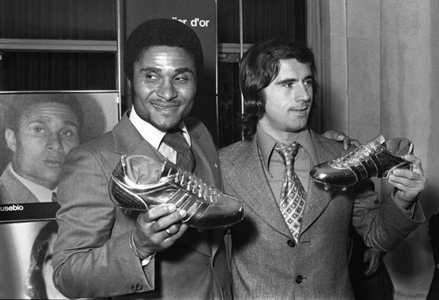 Eusebio nel 1965 ha vinto la Scarpa d&#39;oro come miglio realizzatore europeo. Eccolo col trofeo insieme al tedesco Gerd Muller (a destra) che nell&#39;occasione ha vinto la scarpa d&#39;argento. Afp 